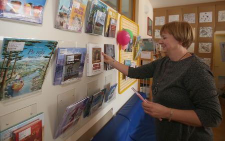 PREDAJA KNJIG POŠ GRAHOVO 04 FOTO LJUBO VUKELIČ